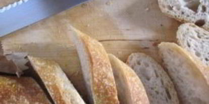 Шаг 2: брускетты с зеленью и козьим сыром