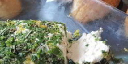 Шаг 3: брускетты с зеленью и козьим сыром