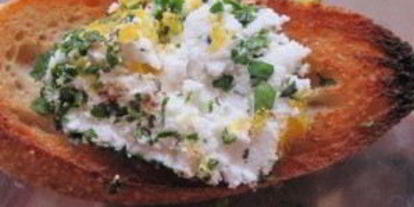 Шаг 4: брускетты с зеленью и козьим сыром