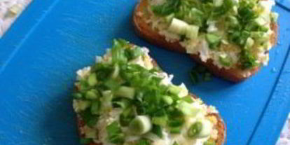 Шаг 2: брускетты яично-луковая