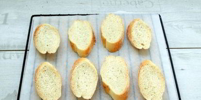 Шаг 4: брускетт с клубникой и базиликом