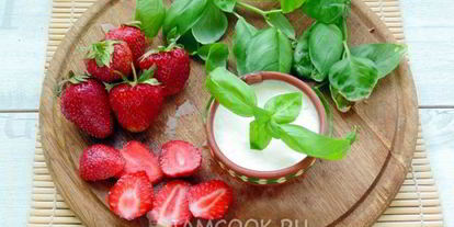 Шаг 5: брускетт с клубникой и базиликом