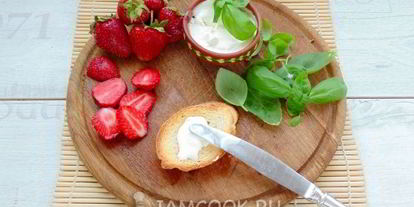 Шаг 6: брускетт с клубникой и базиликом