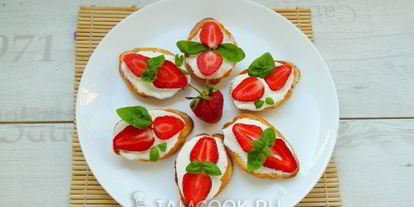 Шаг 9: брускетт с клубникой и базиликом