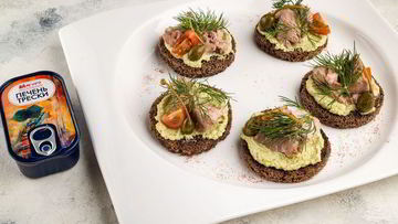 Рецепт Брускетт с печенью трески и муссом из авокадо