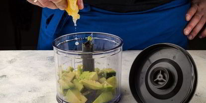 Шаг 2: брускетт с печенью трески и муссом из авокадо