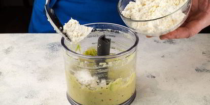 Шаг 3: брускетт с печенью трески и муссом из авокадо