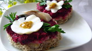 Рецепт Бутербродов с сельдью и свекольным песто