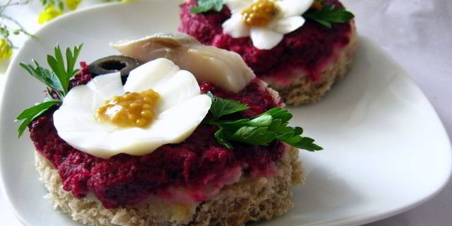 Рецепт бутербродов с сельдью и свекольным песто