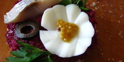 Шаг 6: бутербродов с сельдью и свекольным песто