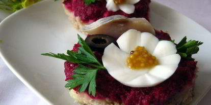 Шаг 7: бутербродов с сельдью и свекольным песто