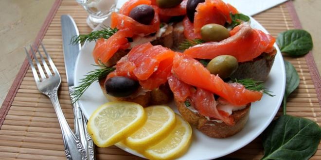 Рецепт Чесночной брускетты с форелью и шпинатом