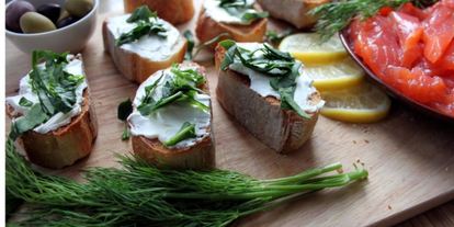 Шаг 1: чесночной брускетты с форелью и шпинатом