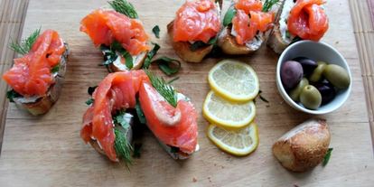 Шаг 2: чесночной брускетты с форелью и шпинатом