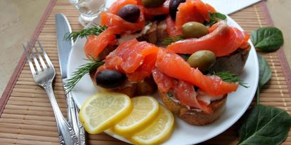 Шаг 3: чесночной брускетты с форелью и шпинатом