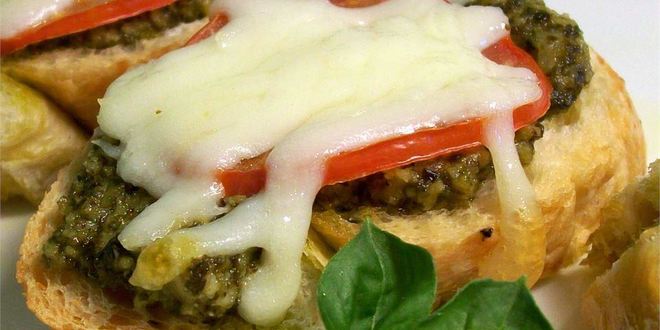 Рецепт Горячих бутербродов с песто, моцареллой и помидорами