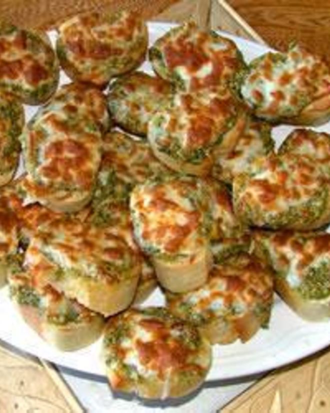 Рецепт горячих бутербродов с песто, моцареллой и помидорами