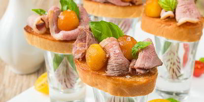 Шаг 15: мини-брускетт с уткой и карамелизированными яблоками