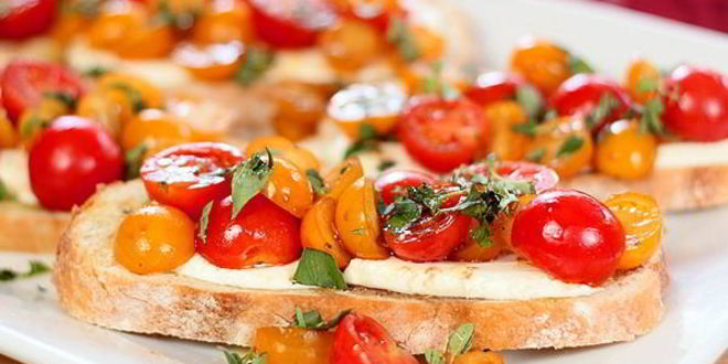 Рецепт теплой брускетты с помидорами и сыром