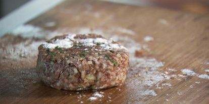 Шаг 3: бургера с говядиной и чатни из красной смородины