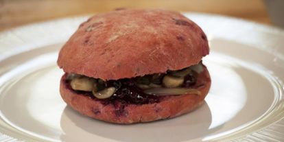 Шаг 7: бургера с говядиной и чатни из красной смородины