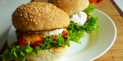 Шаг 4: бургера с курицей и соусом из голубого сыра