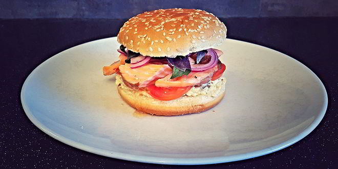 Рецепт бургера с семгой и омлетом