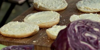 Шаг 5: бургера с судаком и краснокочанной капустой