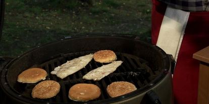 Шаг 6: бургера с судаком и краснокочанной капустой