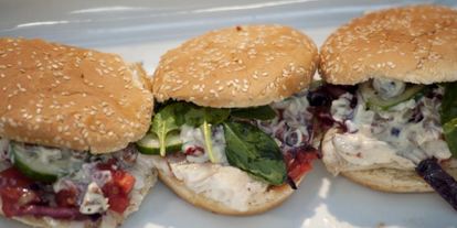 Шаг 7: бургера с судаком и краснокочанной капустой