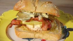 Рецепт Бургеров с курицей, беконом и голубым сыром