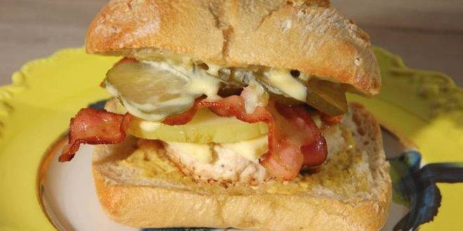 Рецепт бургеров с курицей, беконом и голубым сыром