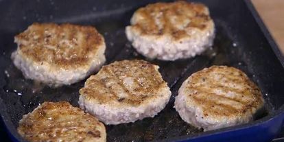 Шаг 2: бургеров с курицей, беконом и голубым сыром