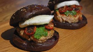 Рецепт Бургеров с вялеными помидорами на черных булочках