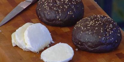 Шаг 8: бургеров с вялеными помидорами на черных булочках