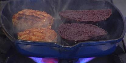 Шаг 9: бургеров с вялеными помидорами на черных булочках