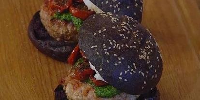 Шаг 10: бургеров с вялеными помидорами на черных булочках