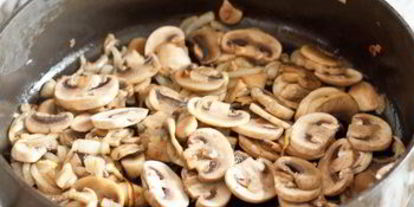 Шаг 3: гамбургеров с голубым сыром и грибами