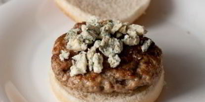 Шаг 8: гамбургеров с голубым сыром и грибами