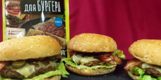 Рецепт Говяжьего бургера с карамелизованным луком, беконом и гаудой