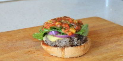 Шаг 4: мексиканского бургера с манговой сальсой и козьим сыром