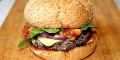 Шаг 5: мексиканского бургера с манговой сальсой и козьим сыром