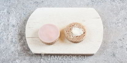 Шаг 3: бутерброда обезьяна с сыром и колбасой