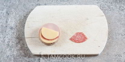 Шаг 6: бутерброда обезьяна с сыром и колбасой