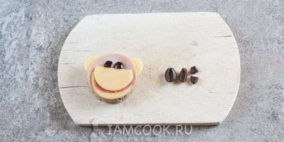 Шаг 8: бутерброда обезьяна с сыром и колбасой