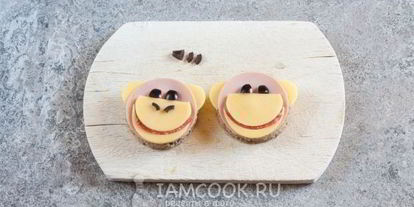 Шаг 9: бутерброда обезьяна с сыром и колбасой