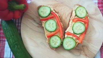 Рецепт Бутерброда с хумусом и свежими овощами