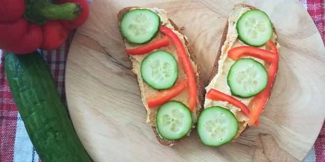 Рецепт бутерброда с хумусом и свежими овощами