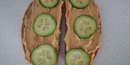 Шаг 2: бутерброда с хумусом и свежими овощами