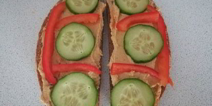 Шаг 3: бутерброда с хумусом и свежими овощами